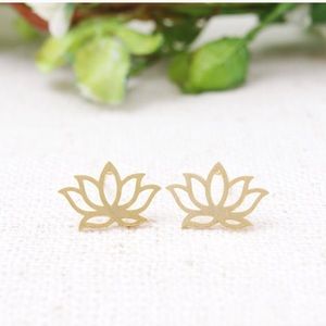 ❤️HOST PICK❤️BOUTIQUE💕Gold Lotus Earrings
